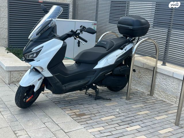 מודעת רכב סאן יאנג ג'וי-מקס Z-300