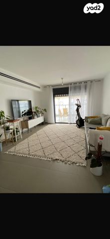 שרה אהרונסון 18