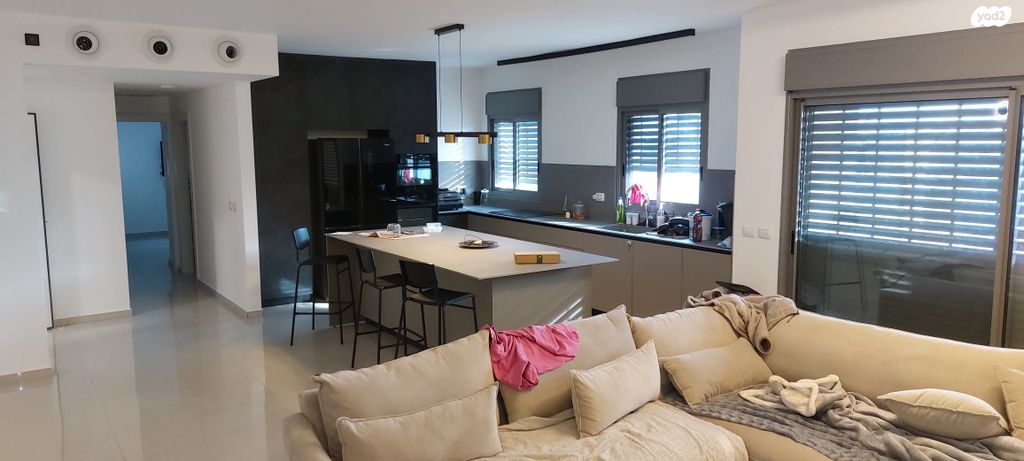 לאה גולדברג 10