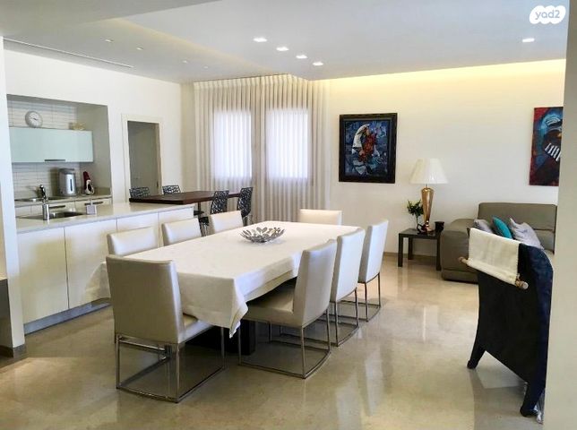 טלביה, קוממיות