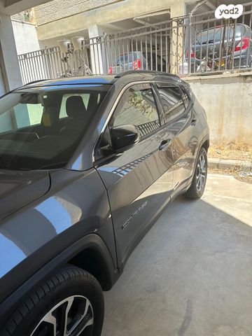 מודעת רכב ג'יפ קומפאס