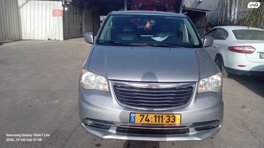 מודעת רכב קרייזלר גראנד וויאג'ר