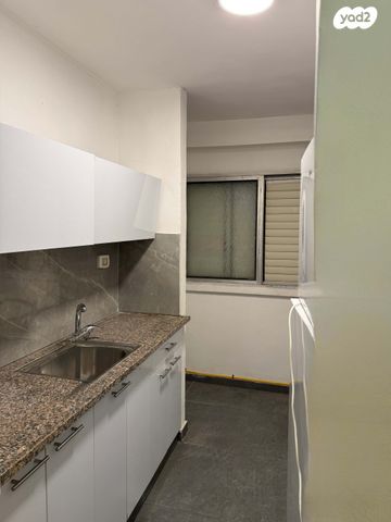 אפרים צור 52