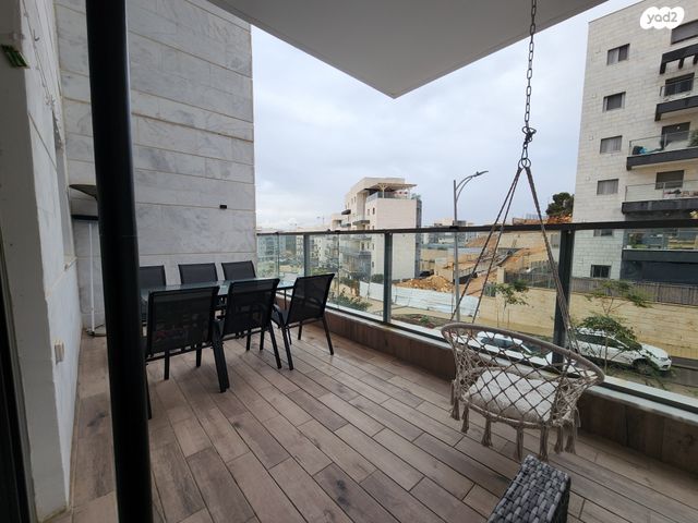 דירה, הפרחים, חריש