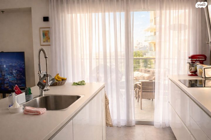 עזרא, הארגזים