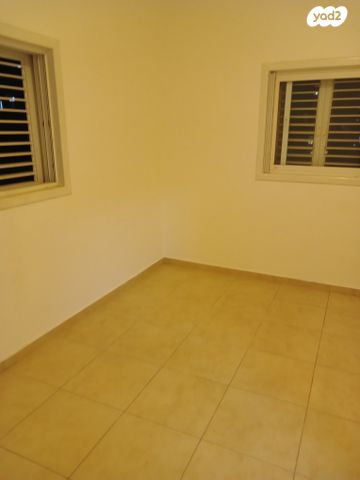 פתח תקווה 76