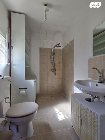 נתיב האפרסק 9