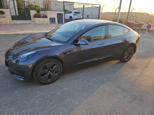 מודעת רכב טסלה מודל 3