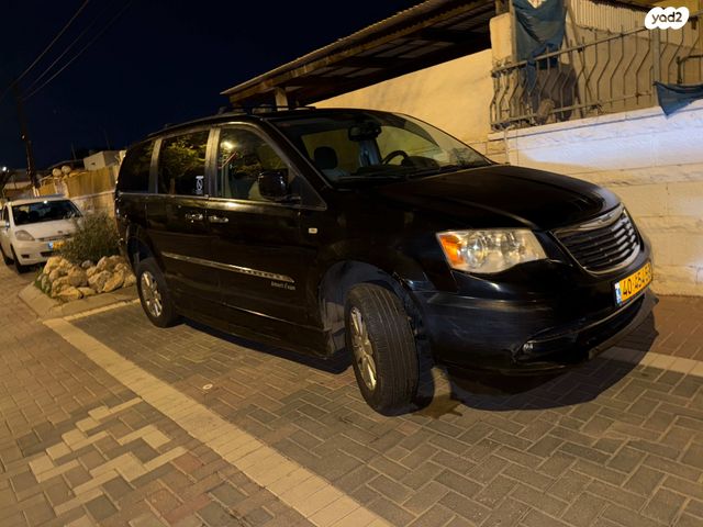 מודעת רכב קרייזלר גראנד וויאג'ר