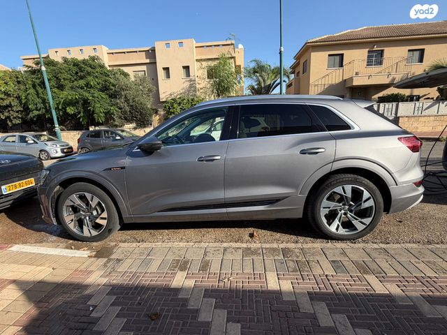 מודעת רכב אאודי E-tron