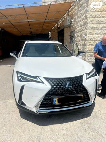 מודעת רכב לקסוס UX