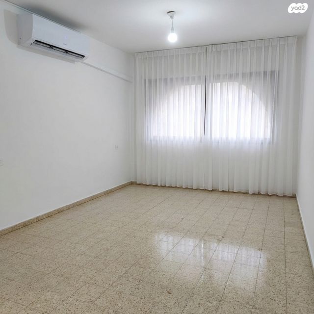 השישה עשר 16