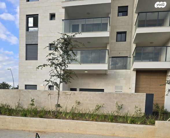 לאה גולדברג 16