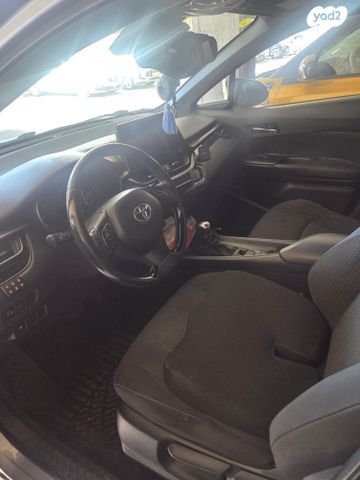 מודעת רכב טויוטה C-HR