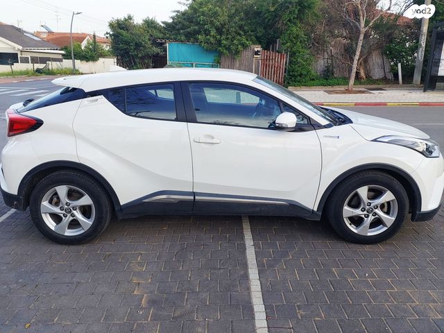 מודעת רכב טויוטה C-HR