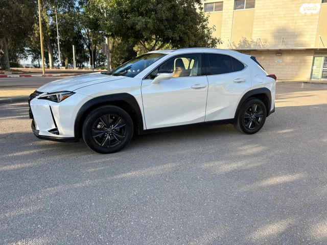 מודעת רכב לקסוס UX