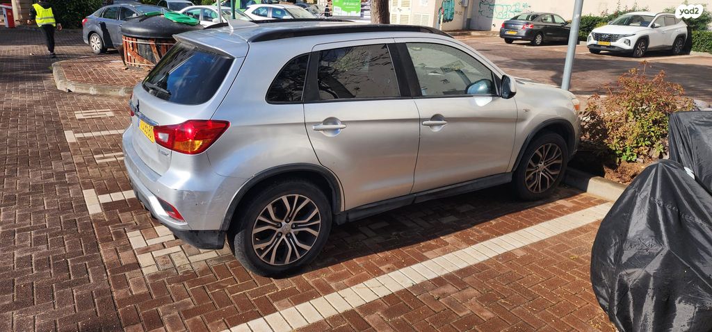 מודעת רכב מיצובישי ASX