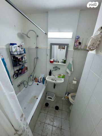 קיבוץ גלויות 9