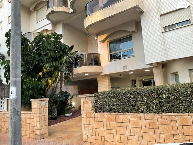 ז'בוטינסקי 52