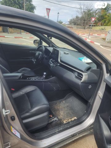 מודעת רכב טויוטה C-HR