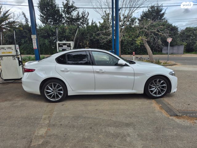 מודעת רכב אלפא רומיאו ג'וליה