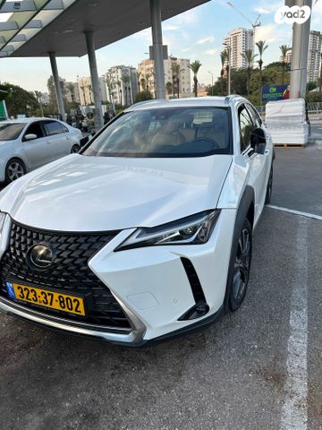 מודעת רכב לקסוס UX