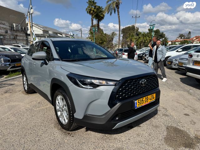 מודעת רכב טויוטה קורולה קרוס 2