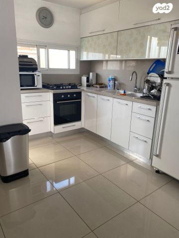 יקותיאל אדם 32