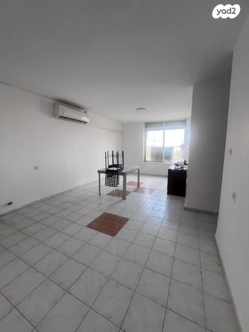 דירה, עינות, ערד