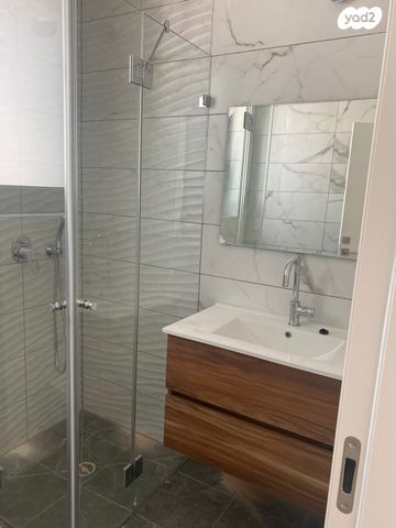 מודעת נכס, אריק איינשטיין, קרית רבין, חולון