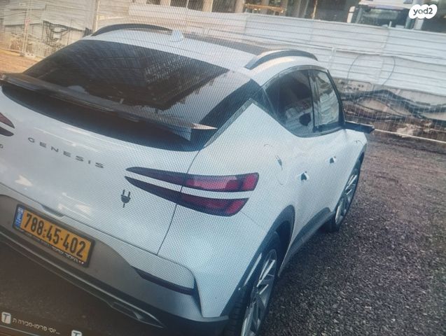 מודעת רכב ג'נסיס GV60