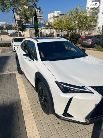 מודעת רכב לקסוס UX