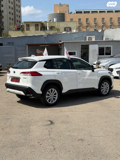 מודעת רכב טויוטה קורולה קרוס 2