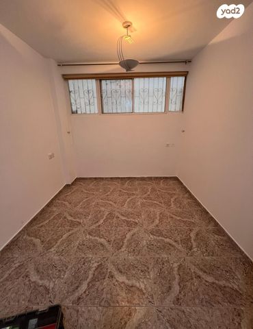 השישה עשר 43