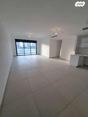 מודעת נכס, אמנון ליפקין שחק, נוף הטיילת, נתניה