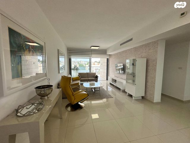 קרן היסוד 28