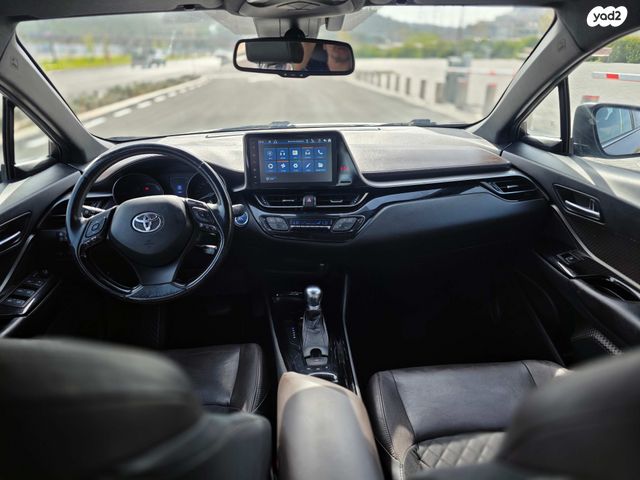 מודעת רכב טויוטה C-HR