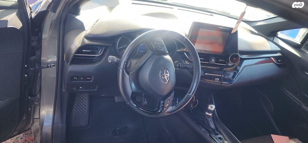 מודעת רכב טויוטה C-HR