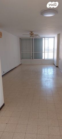 שדרות מונטיפיורי 10