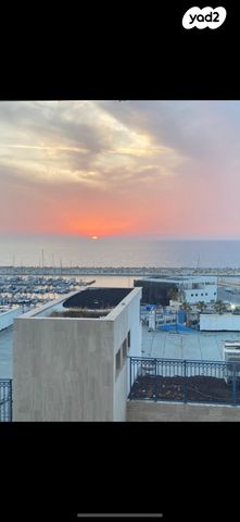 מרינה, פארק לאומי וחופים