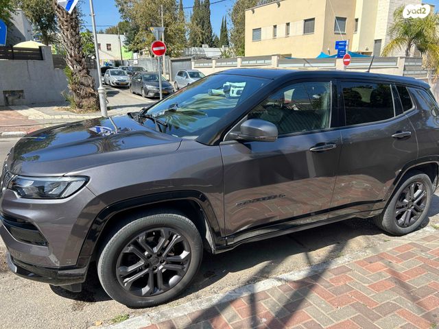 מודעת רכב ג'יפ קומפאס