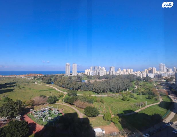 שדרות האגמים 13