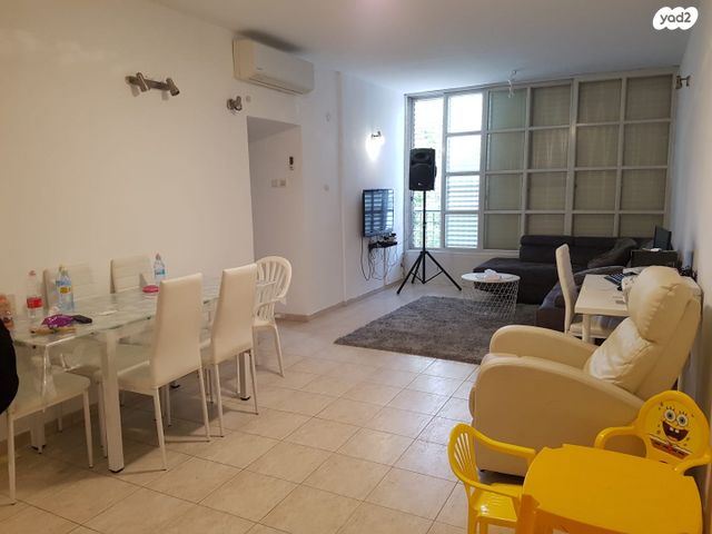 יגאל אלון 10