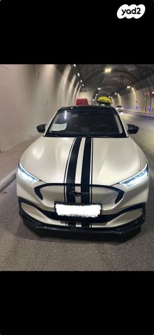 מודעת רכב פורד מוסטנג Mach-E