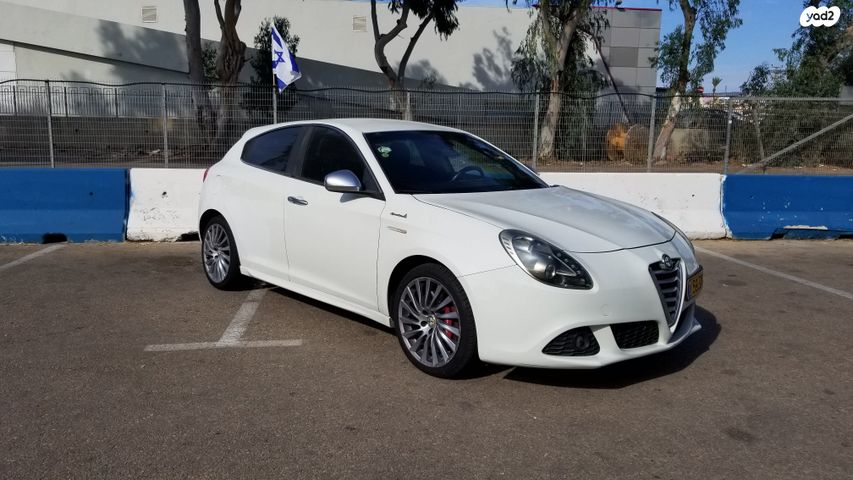 מודעת רכב אלפא רומיאו ג'ולייטה