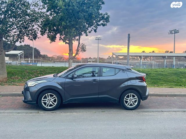 מודעת רכב טויוטה C-HR