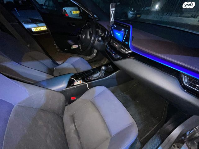 מודעת רכב טויוטה C-HR
