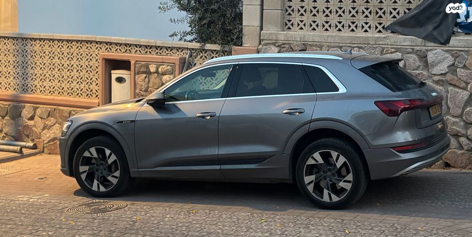 מודעת רכב אאודי E-tron