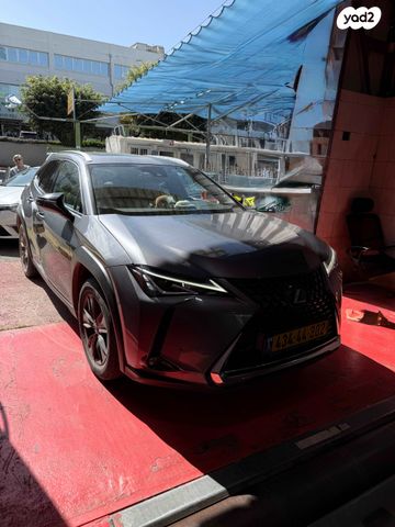 מודעת רכב לקסוס UX