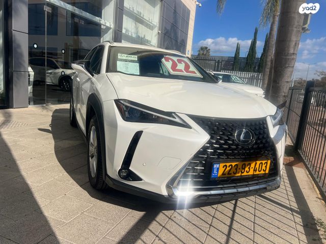 מודעת רכב לקסוס UX